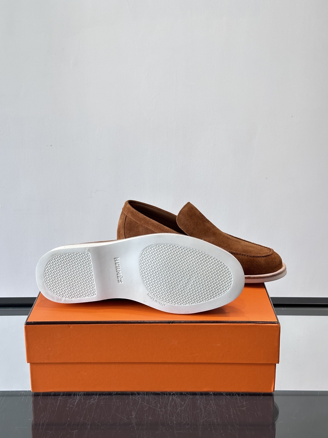 H爱马仕男士麂皮乐福鞋，采用柔软牛反绒，质感细腻，穿着超舒适。经典一脚蹬设计，搭配白色橡胶鞋底，简约又高
