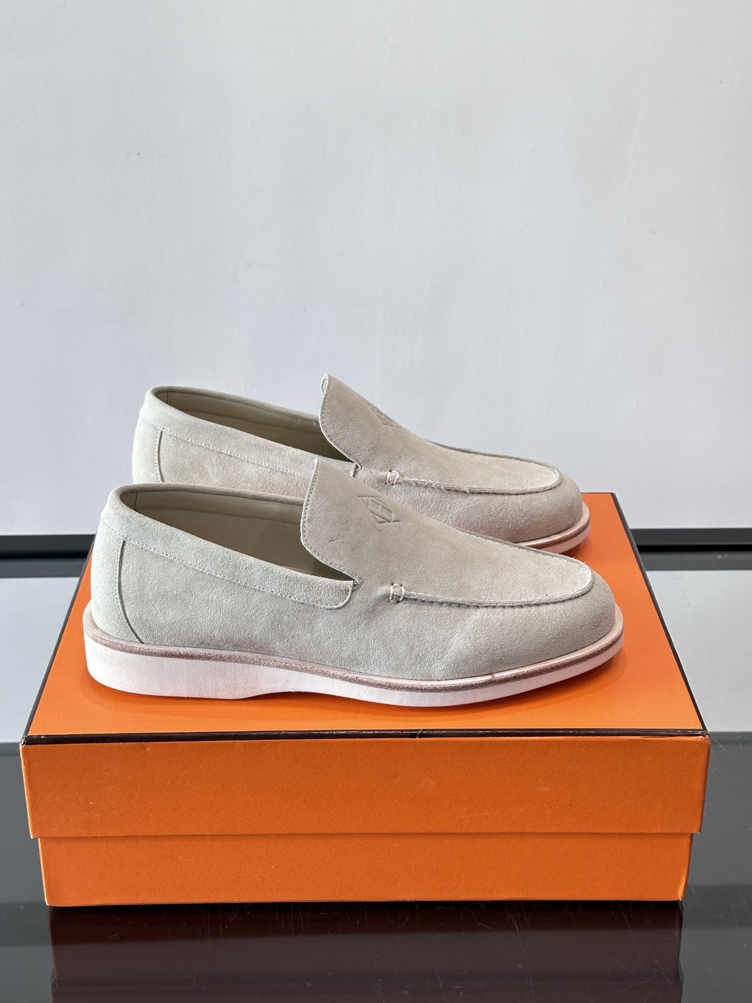 H爱马仕男士麂皮乐福鞋，采用柔软牛反绒，质感细腻，穿着超舒适。经典一脚蹬设计，搭配白色橡胶鞋底，简约又高