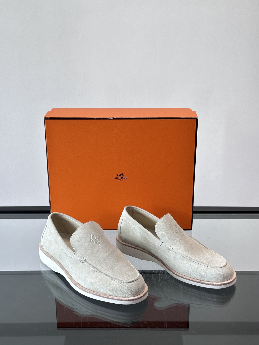 H爱马仕男士麂皮乐福鞋，采用柔软牛反绒，质感细腻，穿着超舒适。经典一脚蹬设计，搭配白色橡胶鞋底，简约又高