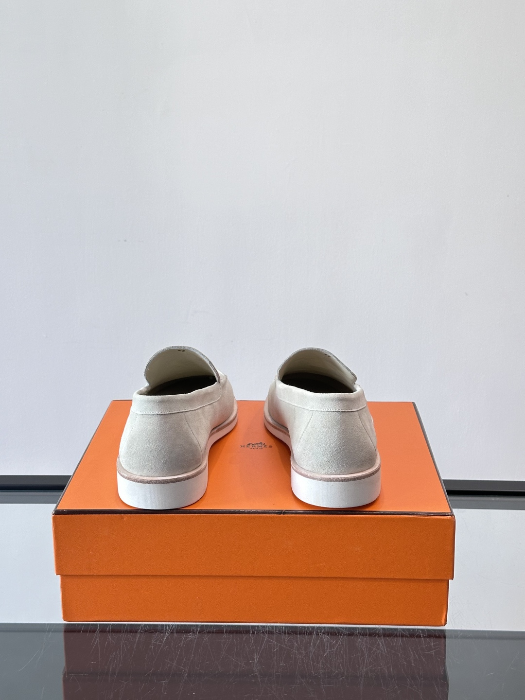 H爱马仕男士麂皮乐福鞋，采用柔软牛反绒，质感细腻，穿着超舒适。经典一脚蹬设计，搭配白色橡胶鞋底，简约又高