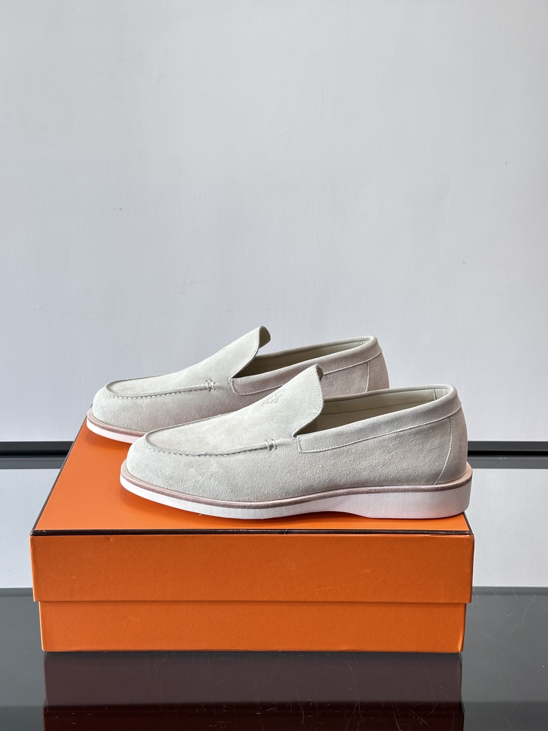 H爱马仕男士麂皮乐福鞋，采用柔软牛反绒，质感细腻，穿着超舒适。经典一脚蹬设计，搭配白色橡胶鞋底，简约又高