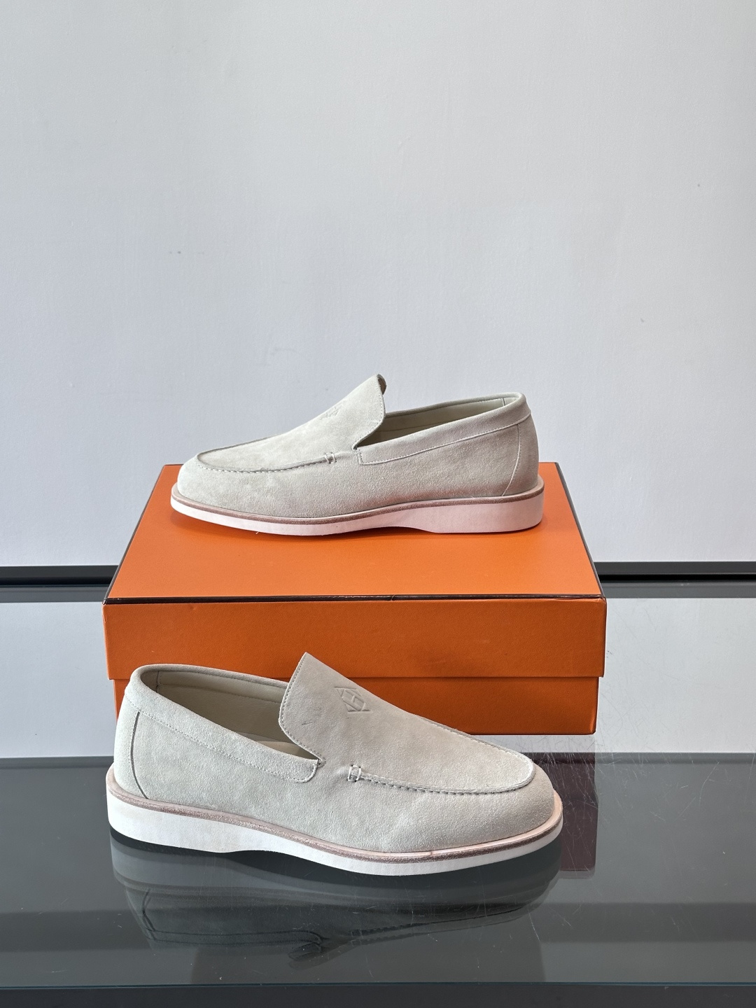 H爱马仕男士麂皮乐福鞋，采用柔软牛反绒，质感细腻，穿着超舒适。经典一脚蹬设计，搭配白色橡胶鞋底，简约又高