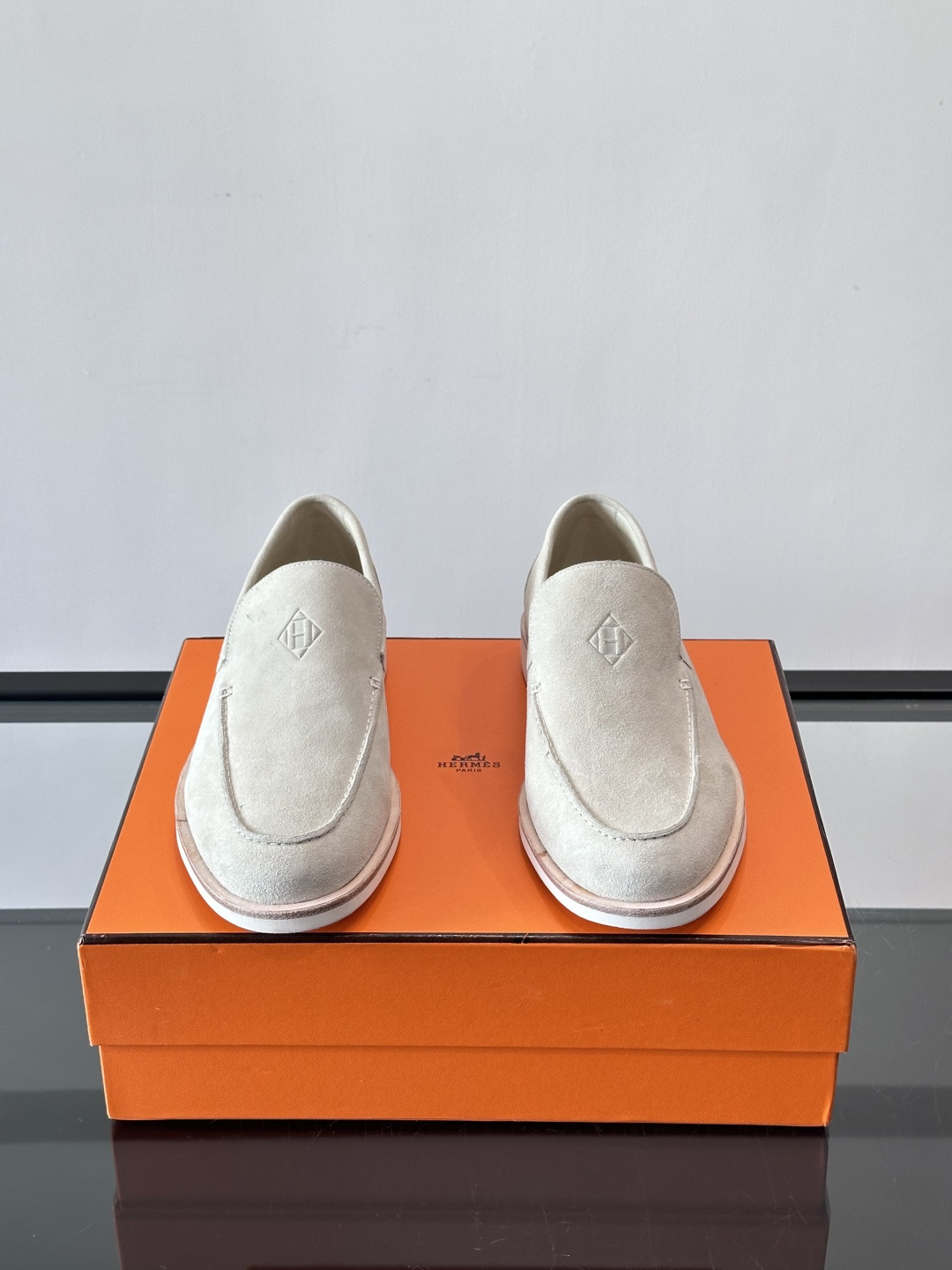 H爱马仕男士麂皮乐福鞋，采用柔软牛反绒，质感细腻，穿着超舒适。经典一脚蹬设计，搭配白色橡胶鞋底，简约又高