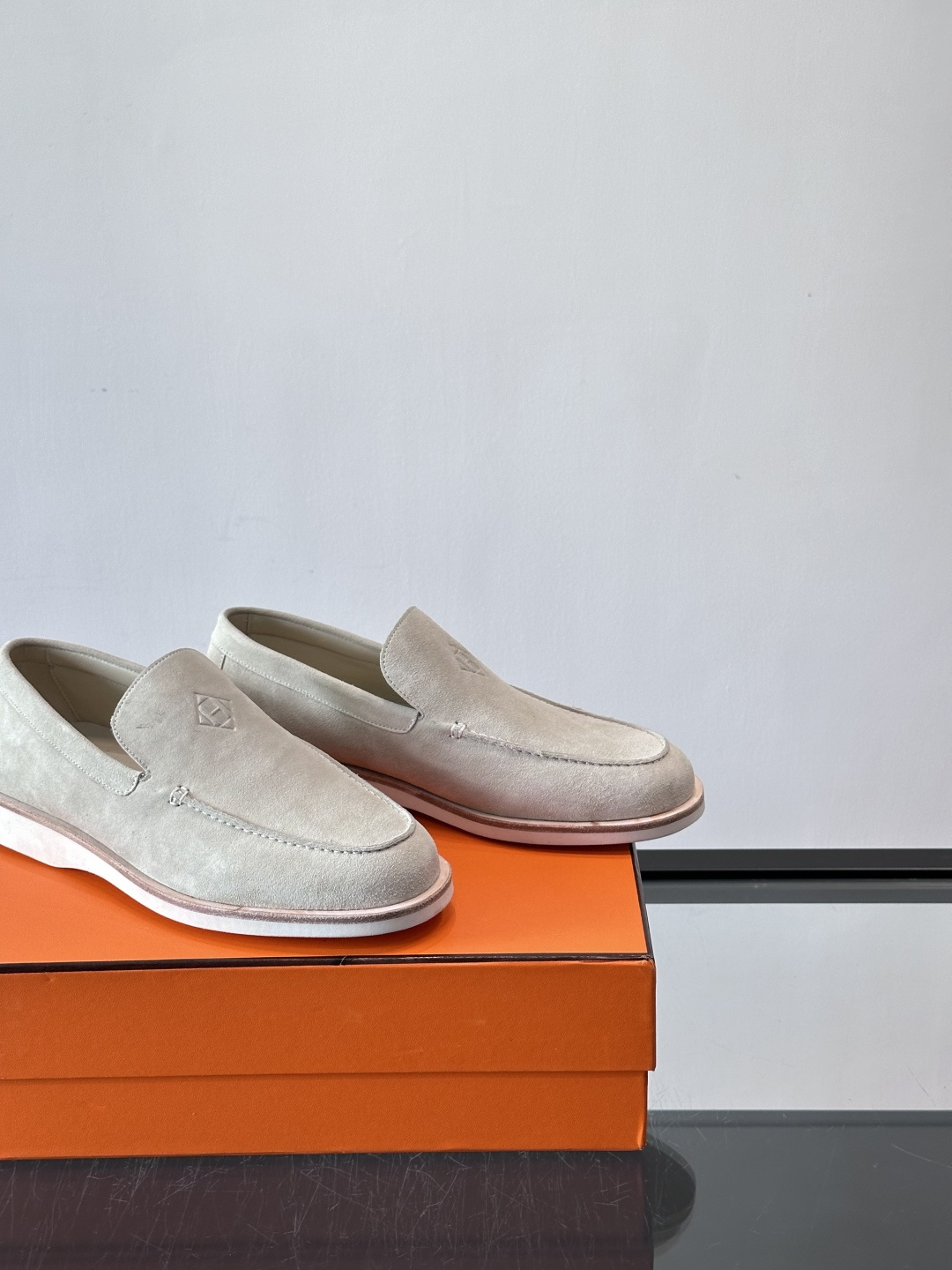 H爱马仕男士麂皮乐福鞋，采用柔软牛反绒，质感细腻，穿着超舒适。经典一脚蹬设计，搭配白色橡胶鞋底，简约又高