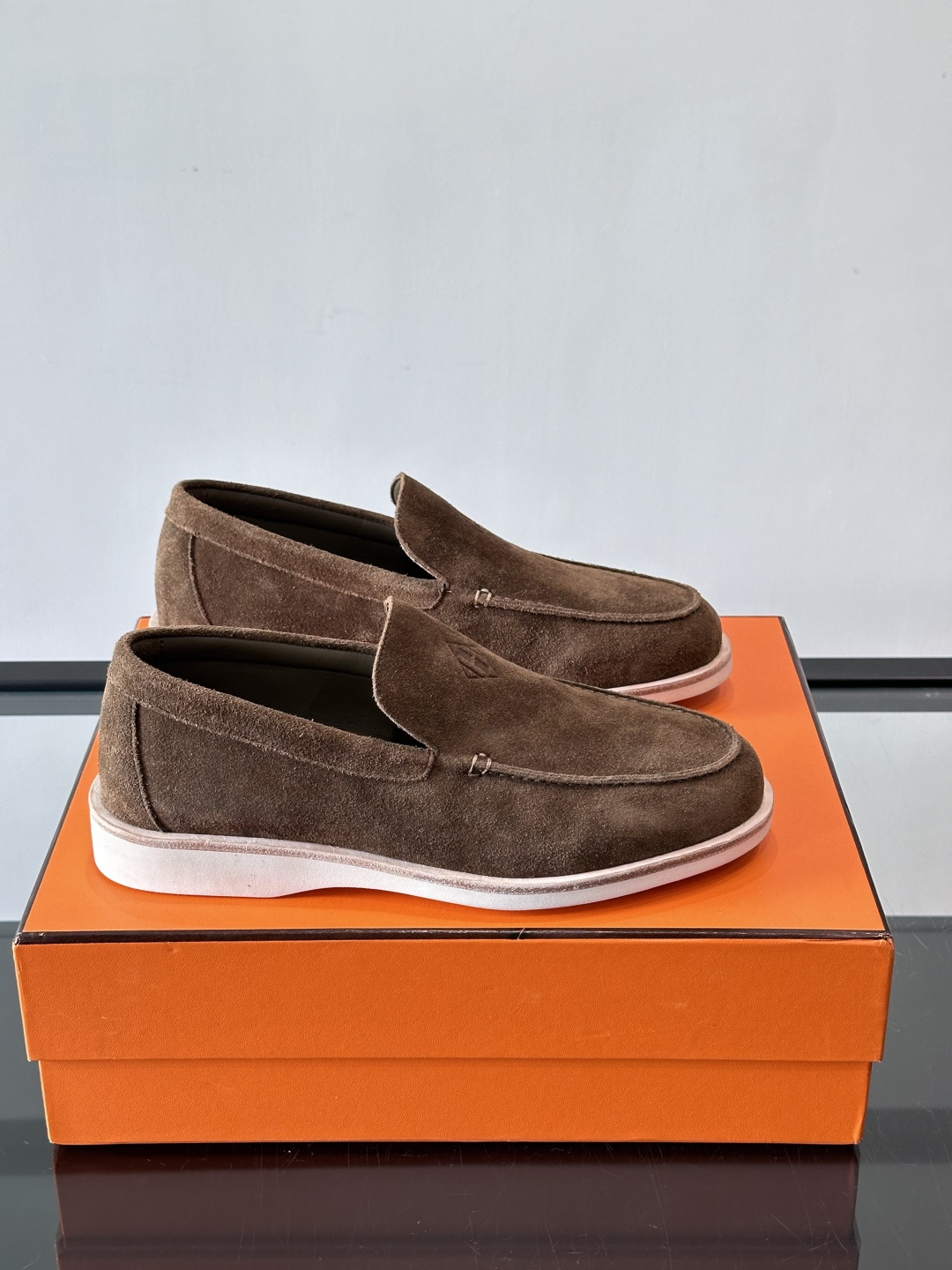 H爱马仕男士麂皮乐福鞋，采用柔软牛反绒，质感细腻，穿着超舒适。经典一脚蹬设计，搭配白色橡胶鞋底，简约又高