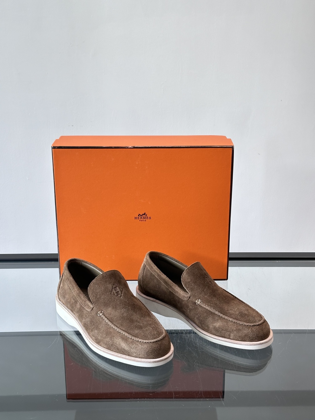 H爱马仕男士麂皮乐福鞋，采用柔软牛反绒，质感细腻，穿着超舒适。经典一脚蹬设计，搭配白色橡胶鞋底，简约又高