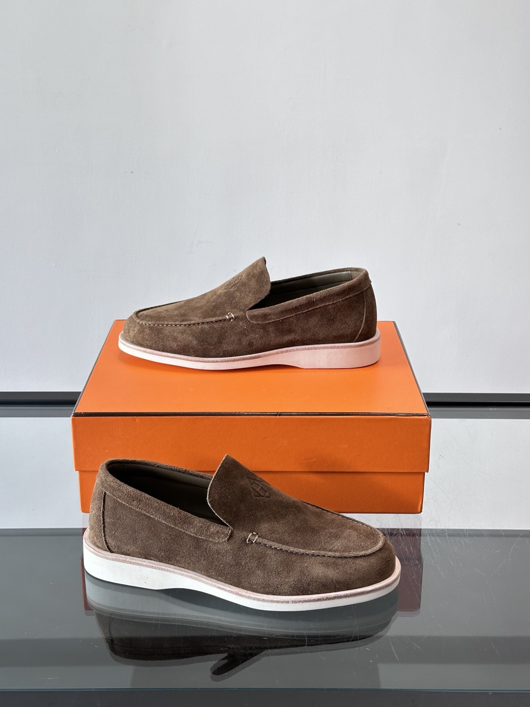 H爱马仕男士麂皮乐福鞋，采用柔软牛反绒，质感细腻，穿着超舒适。经典一脚蹬设计，搭配白色橡胶鞋底，简约又高