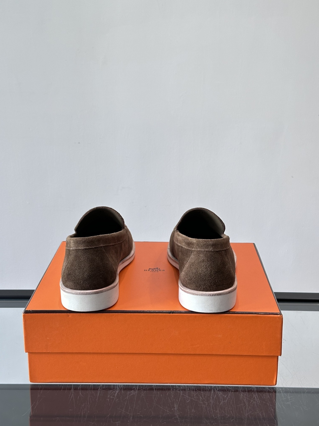 H爱马仕男士麂皮乐福鞋，采用柔软牛反绒，质感细腻，穿着超舒适。经典一脚蹬设计，搭配白色橡胶鞋底，简约又高