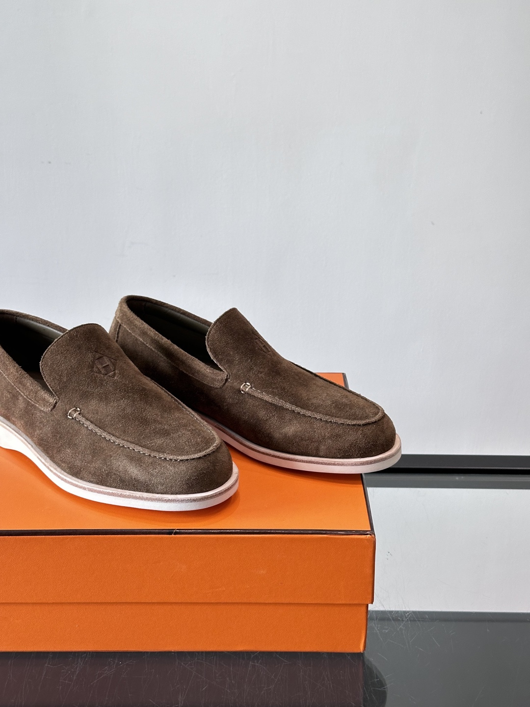 H爱马仕男士麂皮乐福鞋，采用柔软牛反绒，质感细腻，穿着超舒适。经典一脚蹬设计，搭配白色橡胶鞋底，简约又高