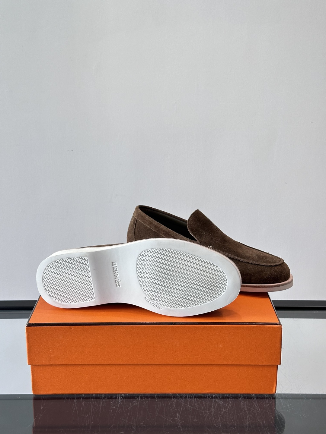 H爱马仕男士麂皮乐福鞋，采用柔软牛反绒，质感细腻，穿着超舒适。经典一脚蹬设计，搭配白色橡胶鞋底，简约又高