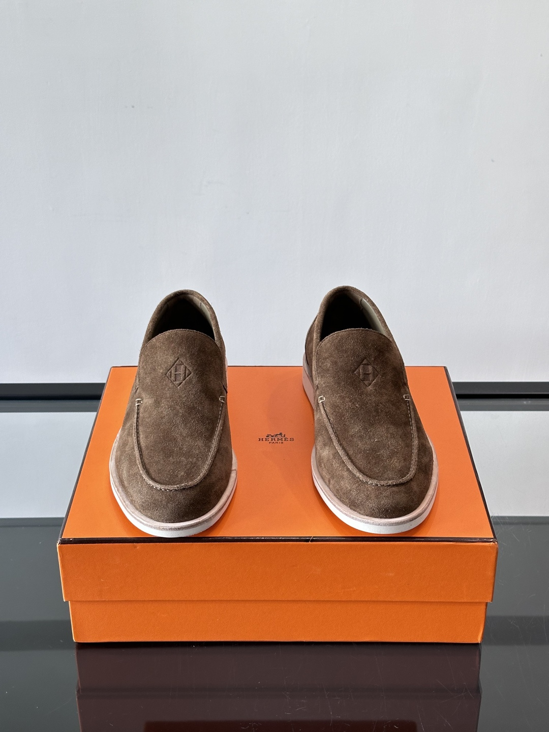 H爱马仕男士麂皮乐福鞋，采用柔软牛反绒，质感细腻，穿着超舒适。经典一脚蹬设计，搭配白色橡胶鞋底，简约又高