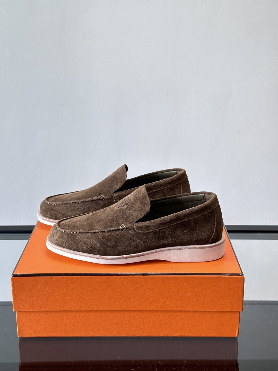 H爱马仕男士麂皮乐福鞋，采用柔软牛反绒，质感细腻，穿着超舒适。经典一脚蹬设计，搭配白色橡胶鞋底，简约又高