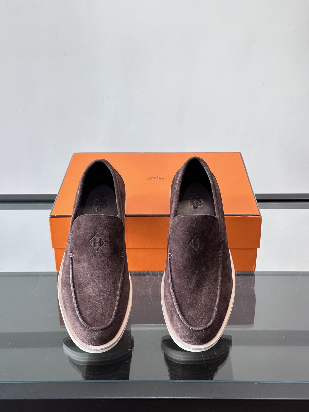 H爱马仕男士麂皮乐福鞋，采用柔软牛反绒，质感细腻，穿着超舒适。经典一脚蹬设计，搭配白色橡胶鞋底，简约又高