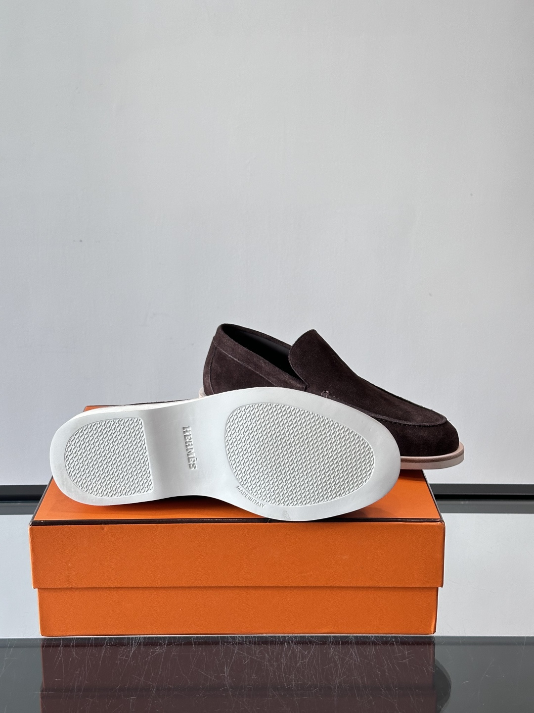 H爱马仕男士麂皮乐福鞋，采用柔软牛反绒，质感细腻，穿着超舒适。经典一脚蹬设计，搭配白色橡胶鞋底，简约又高