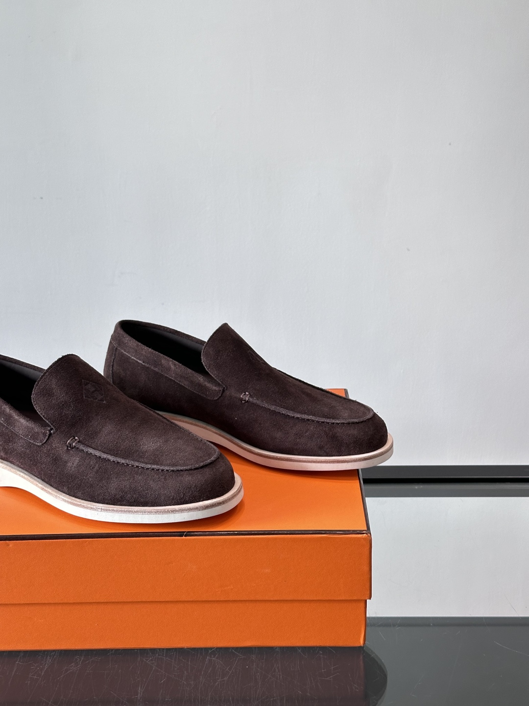 H爱马仕男士麂皮乐福鞋，采用柔软牛反绒，质感细腻，穿着超舒适。经典一脚蹬设计，搭配白色橡胶鞋底，简约又高