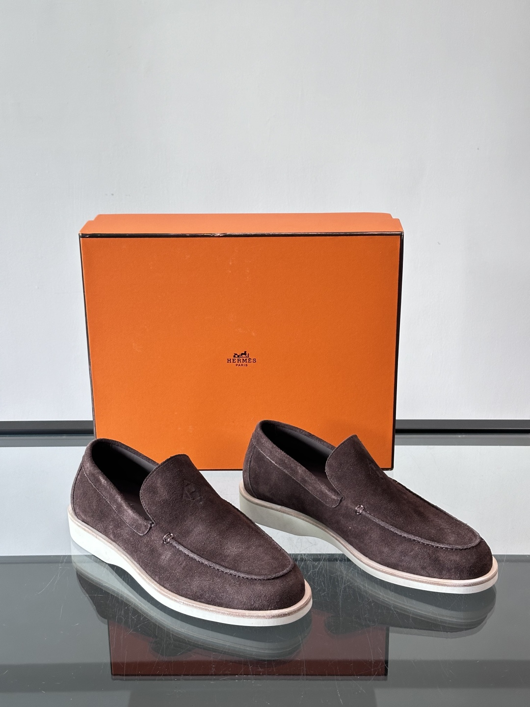 H爱马仕男士麂皮乐福鞋，采用柔软牛反绒，质感细腻，穿着超舒适。经典一脚蹬设计，搭配白色橡胶鞋底，简约又高
