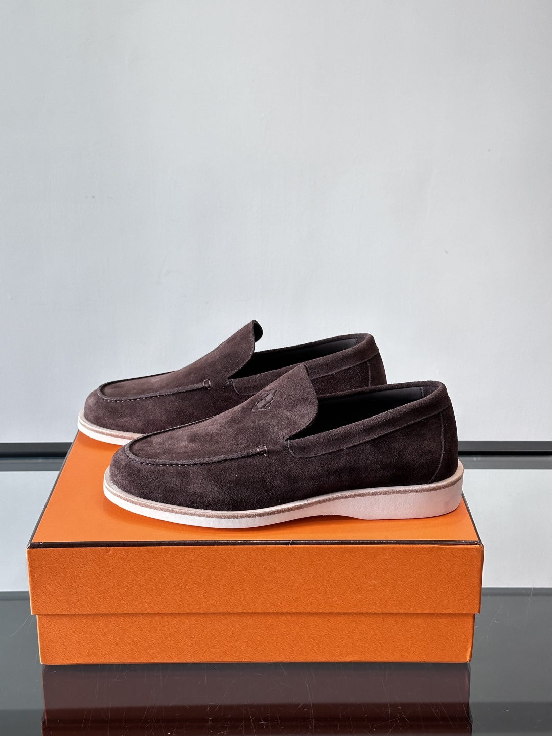 H爱马仕男士麂皮乐福鞋，采用柔软牛反绒，质感细腻，穿着超舒适。经典一脚蹬设计，搭配白色橡胶鞋底，简约又高