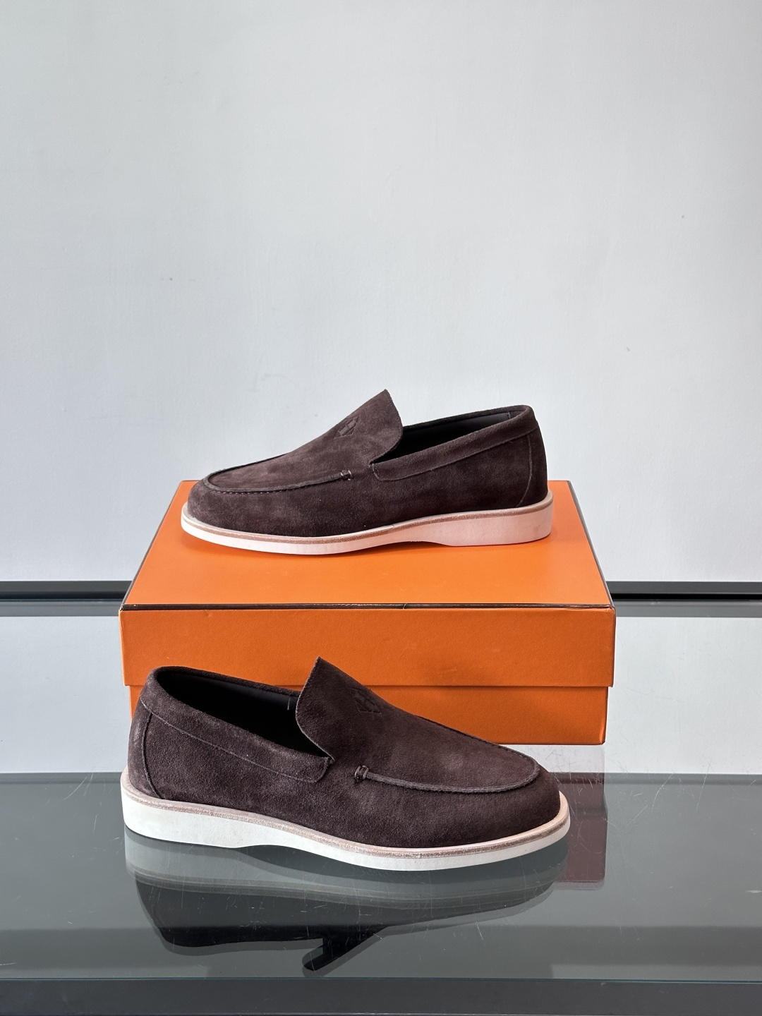 H爱马仕男士麂皮乐福鞋，采用柔软牛反绒，质感细腻，穿着超舒适。经典一脚蹬设计，搭配白色橡胶鞋底，简约又高