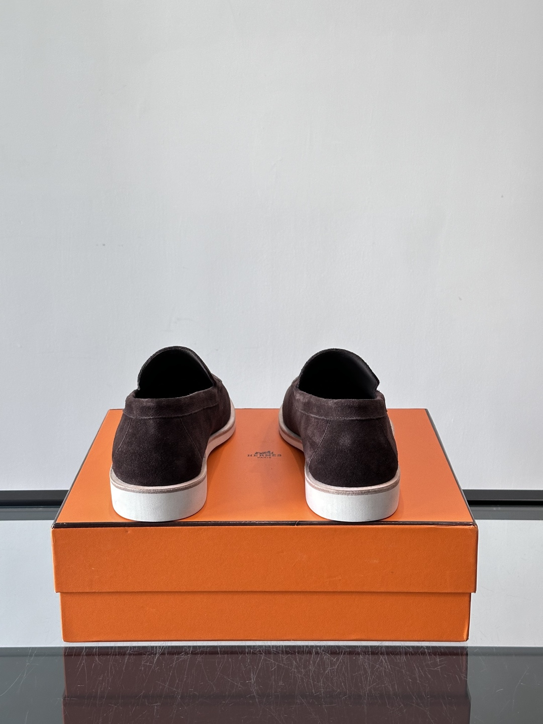 H爱马仕男士麂皮乐福鞋，采用柔软牛反绒，质感细腻，穿着超舒适。经典一脚蹬设计，搭配白色橡胶鞋底，简约又高