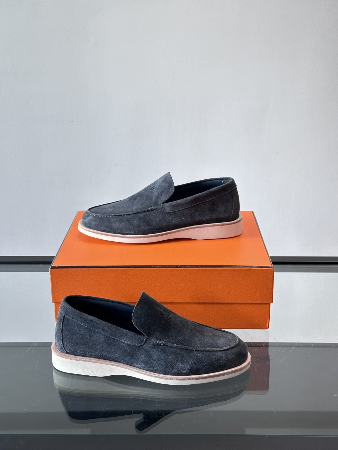 H爱马仕男士麂皮乐福鞋，采用柔软牛反绒，质感细腻，穿着超舒适。经典一脚蹬设计，搭配白色橡胶鞋底，简约又高