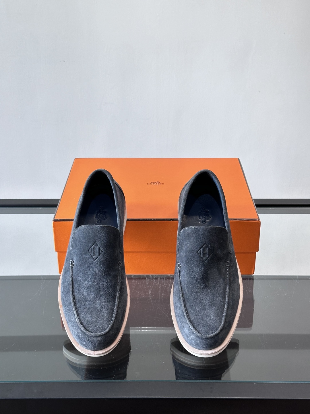 H爱马仕男士麂皮乐福鞋，采用柔软牛反绒，质感细腻，穿着超舒适。经典一脚蹬设计，搭配白色橡胶鞋底，简约又高