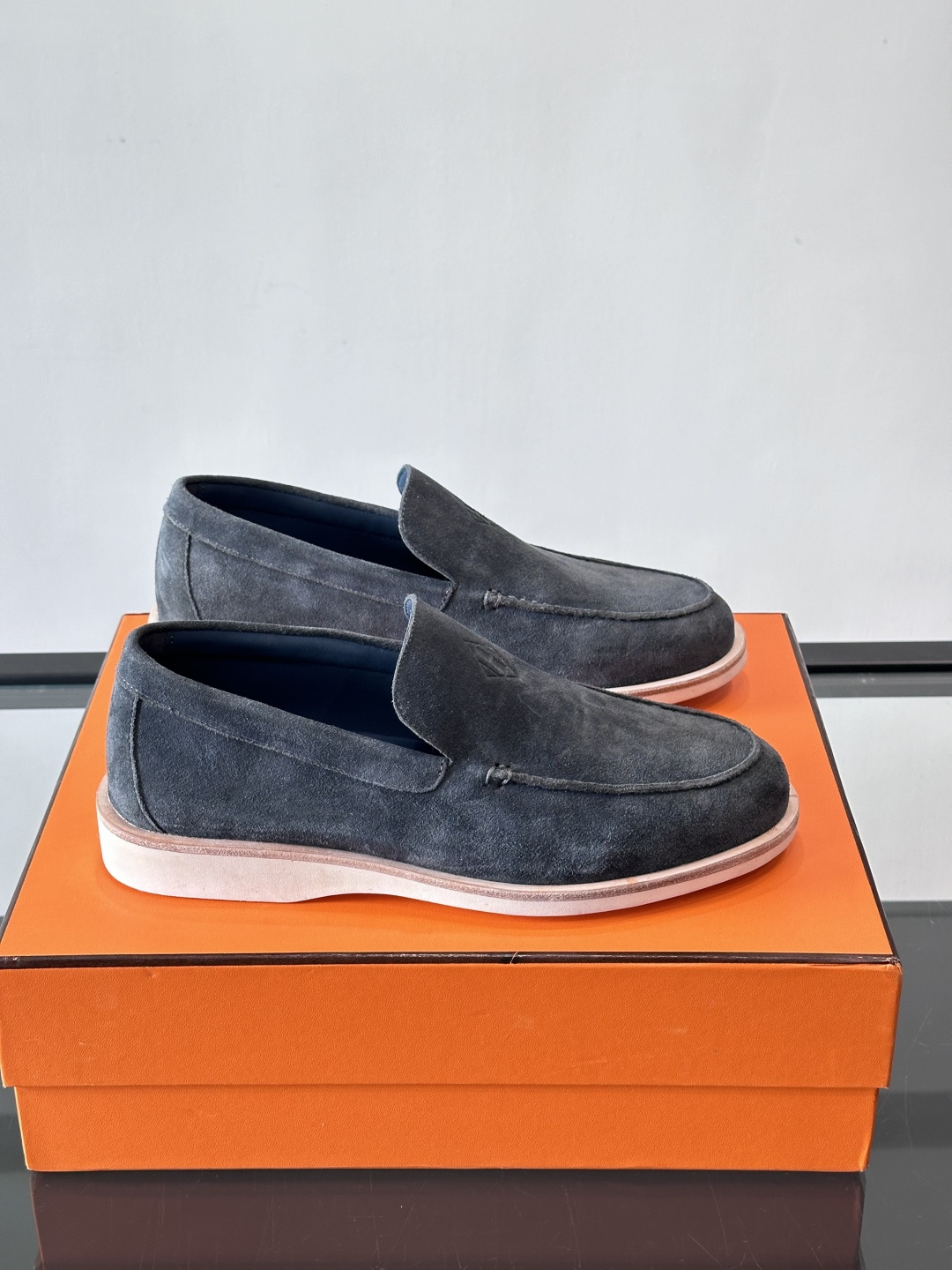 H爱马仕男士麂皮乐福鞋，采用柔软牛反绒，质感细腻，穿着超舒适。经典一脚蹬设计，搭配白色橡胶鞋底，简约又高