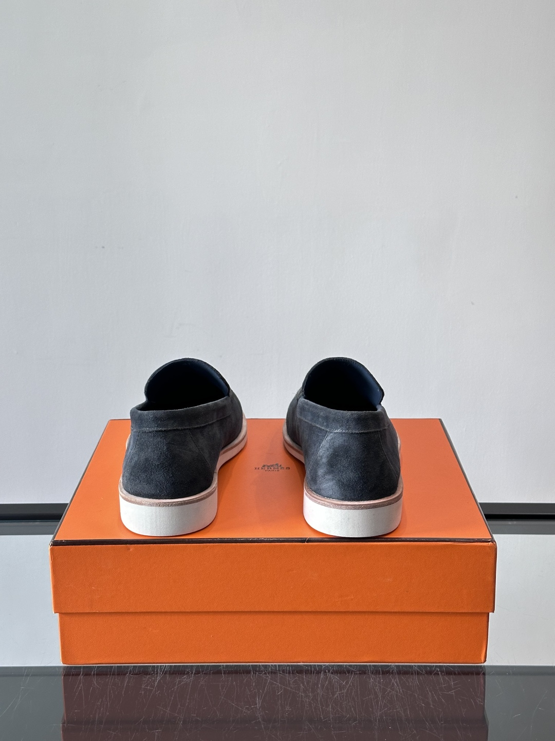 H爱马仕男士麂皮乐福鞋，采用柔软牛反绒，质感细腻，穿着超舒适。经典一脚蹬设计，搭配白色橡胶鞋底，简约又高