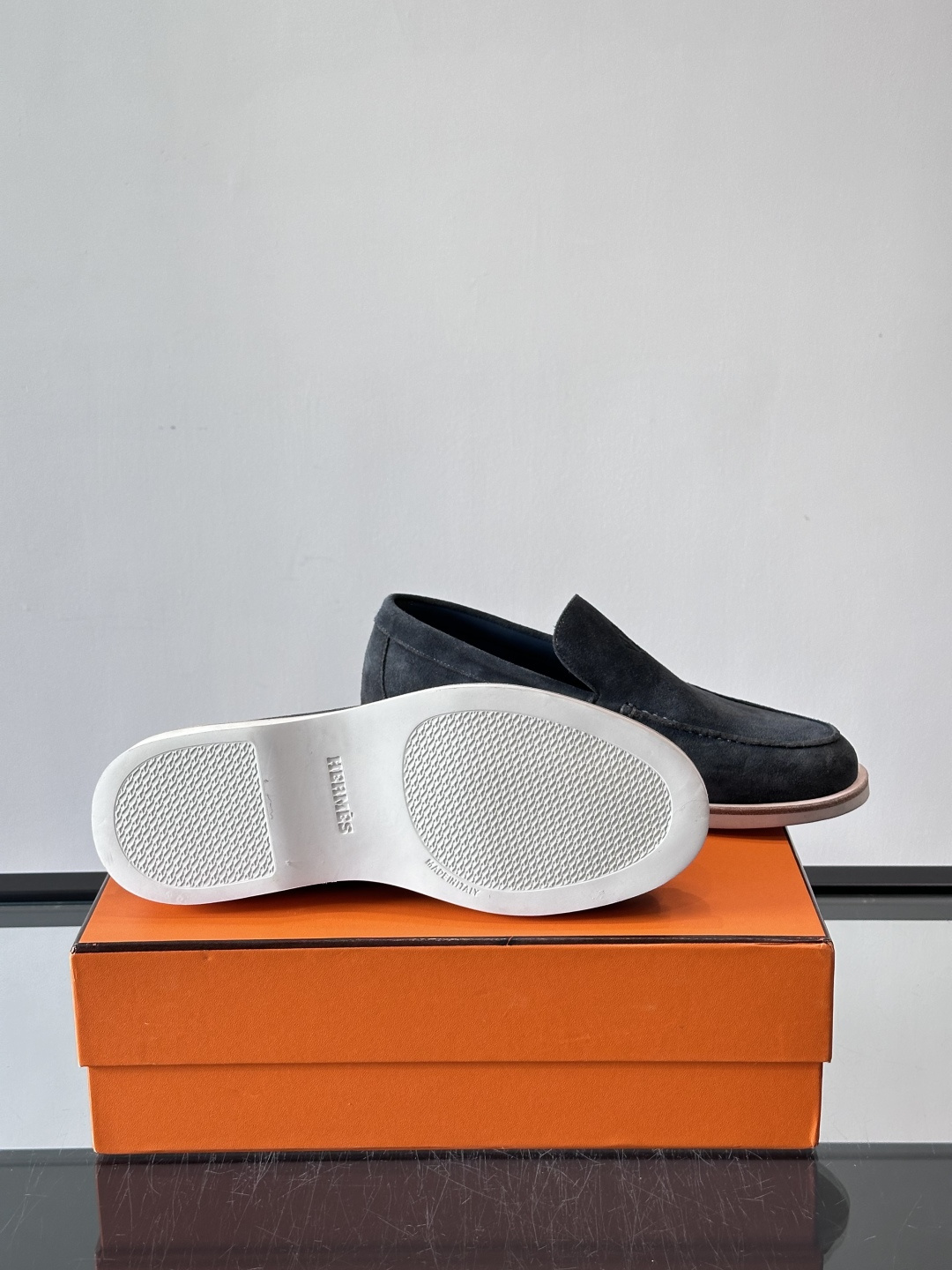 H爱马仕男士麂皮乐福鞋，采用柔软牛反绒，质感细腻，穿着超舒适。经典一脚蹬设计，搭配白色橡胶鞋底，简约又高