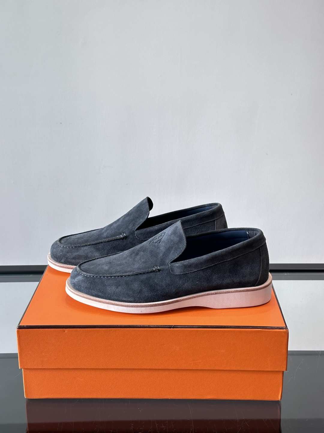 H爱马仕男士麂皮乐福鞋，采用柔软牛反绒，质感细腻，穿着超舒适。经典一脚蹬设计，搭配白色橡胶鞋底，简约又高