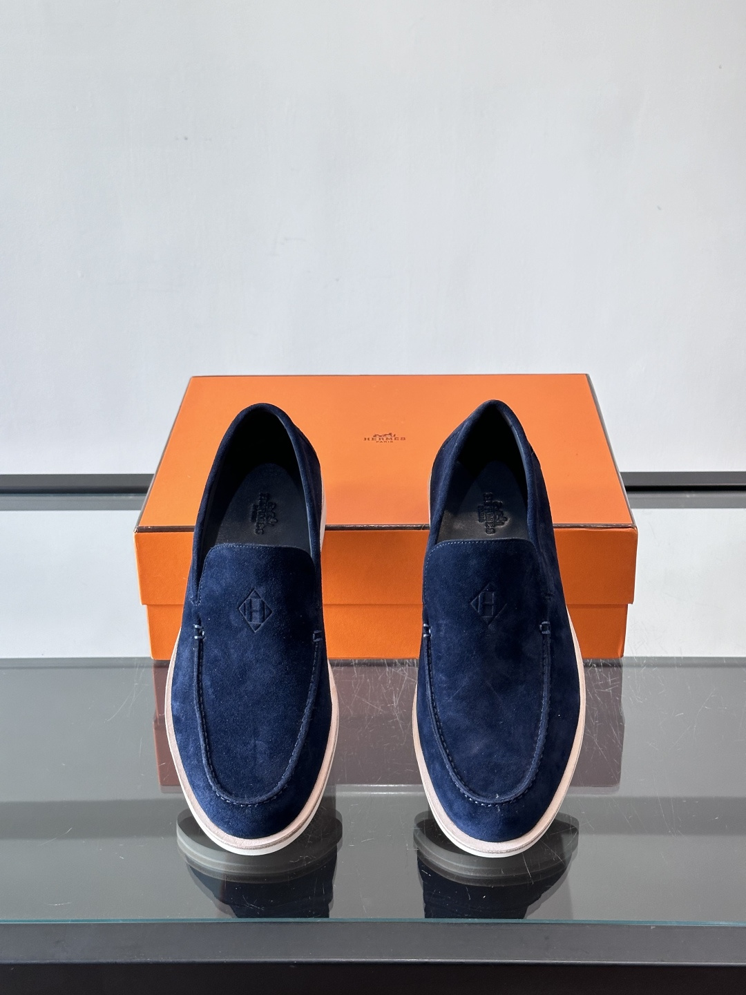 H爱马仕男士麂皮乐福鞋，采用柔软牛反绒，质感细腻，穿着超舒适。经典一脚蹬设计，搭配白色橡胶鞋底，简约又高