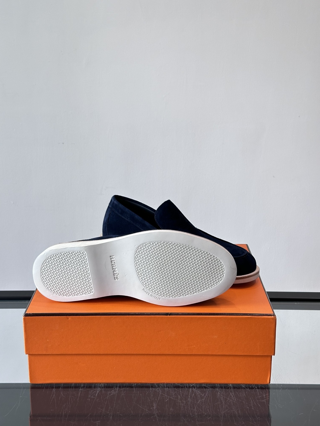 H爱马仕男士麂皮乐福鞋，采用柔软牛反绒，质感细腻，穿着超舒适。经典一脚蹬设计，搭配白色橡胶鞋底，简约又高