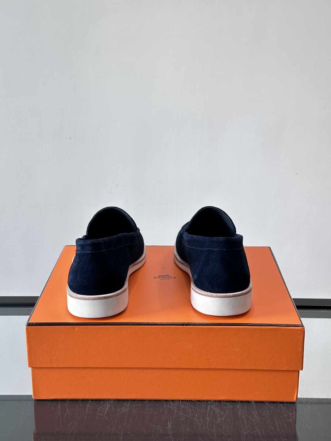 H爱马仕男士麂皮乐福鞋，采用柔软牛反绒，质感细腻，穿着超舒适。经典一脚蹬设计，搭配白色橡胶鞋底，简约又高