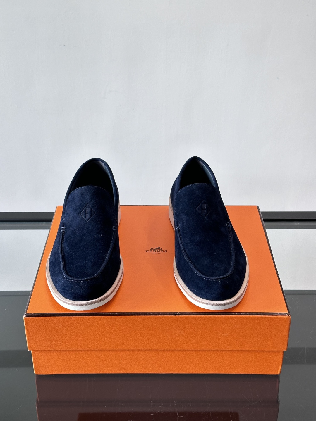 H爱马仕男士麂皮乐福鞋，采用柔软牛反绒，质感细腻，穿着超舒适。经典一脚蹬设计，搭配白色橡胶鞋底，简约又高