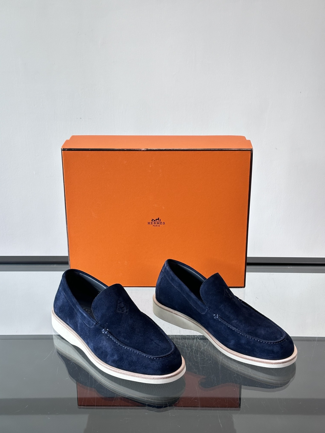 H爱马仕男士麂皮乐福鞋，采用柔软牛反绒，质感细腻，穿着超舒适。经典一脚蹬设计，搭配白色橡胶鞋底，简约又高