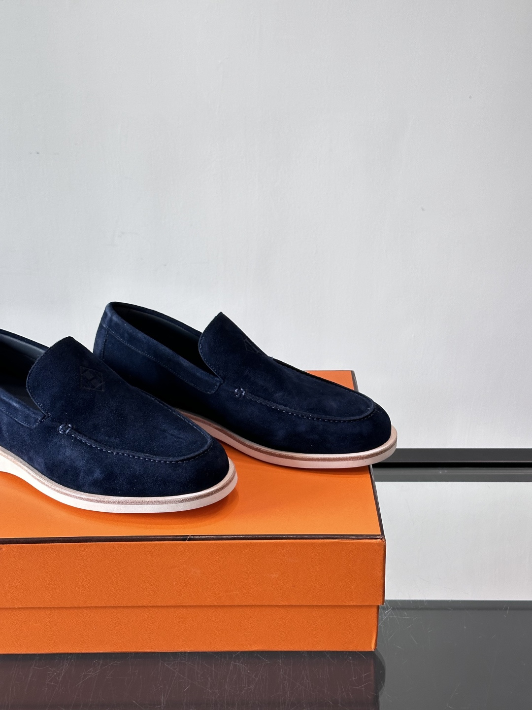 H爱马仕男士麂皮乐福鞋，采用柔软牛反绒，质感细腻，穿着超舒适。经典一脚蹬设计，搭配白色橡胶鞋底，简约又高