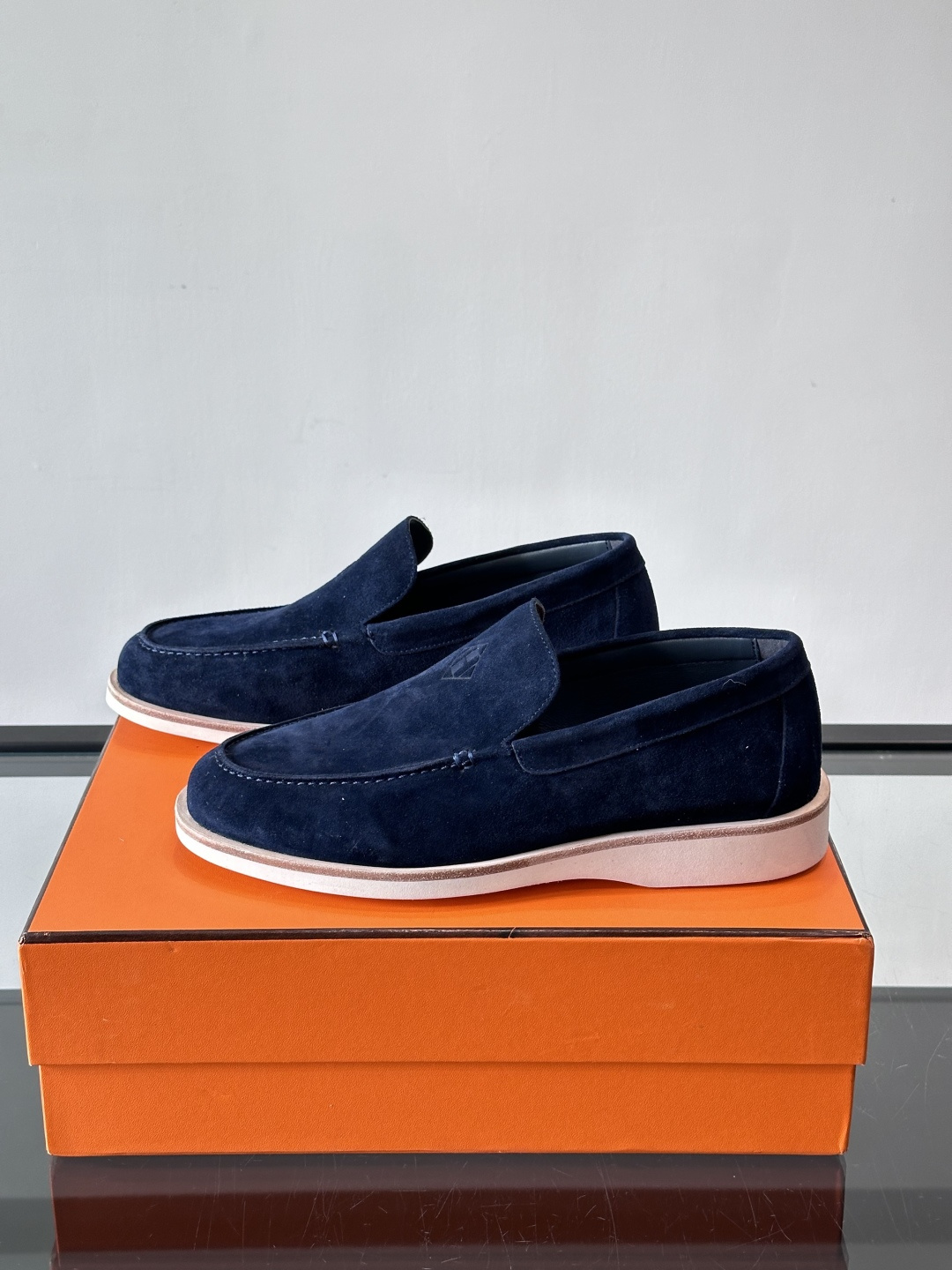 H爱马仕男士麂皮乐福鞋，采用柔软牛反绒，质感细腻，穿着超舒适。经典一脚蹬设计，搭配白色橡胶鞋底，简约又高