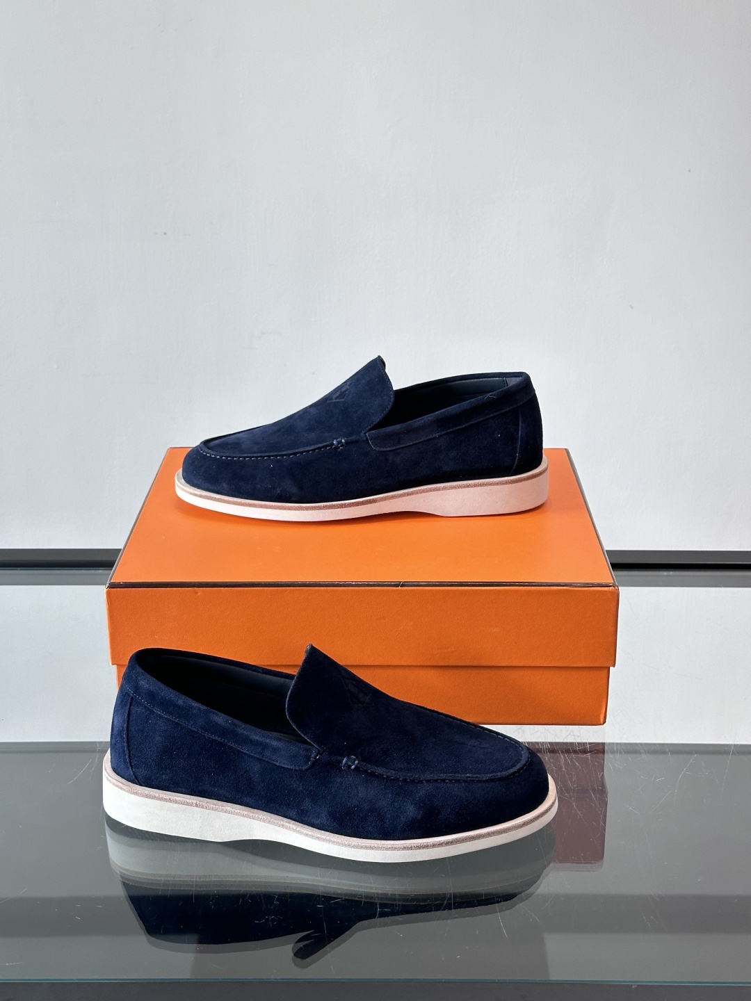 H爱马仕男士麂皮乐福鞋，采用柔软牛反绒，质感细腻，穿着超舒适。经典一脚蹬设计，搭配白色橡胶鞋底，简约又高