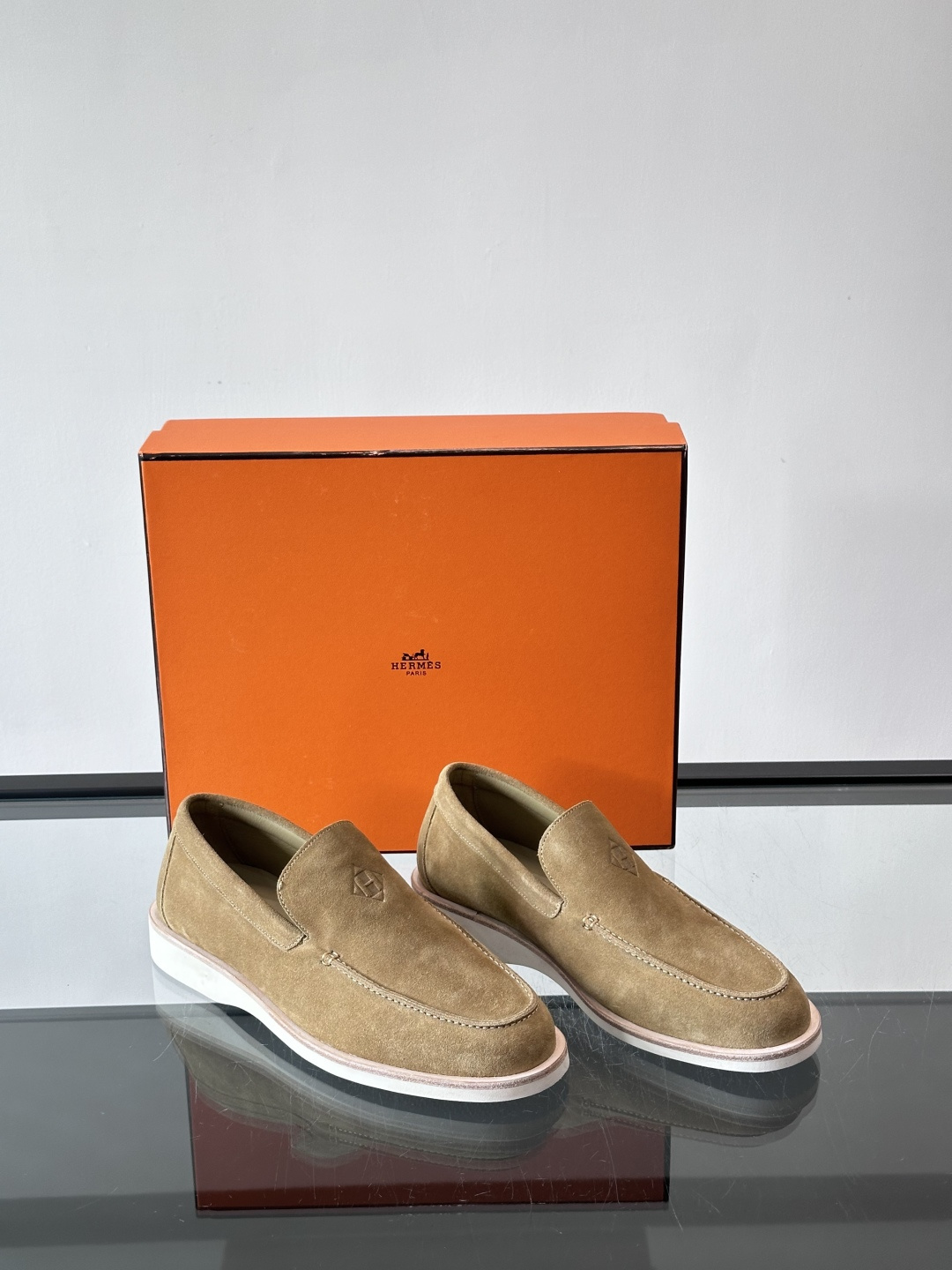 H爱马仕男士麂皮乐福鞋，采用柔软牛反绒，质感细腻，穿着超舒适。经典一脚蹬设计，搭配白色橡胶鞋底，简约又高