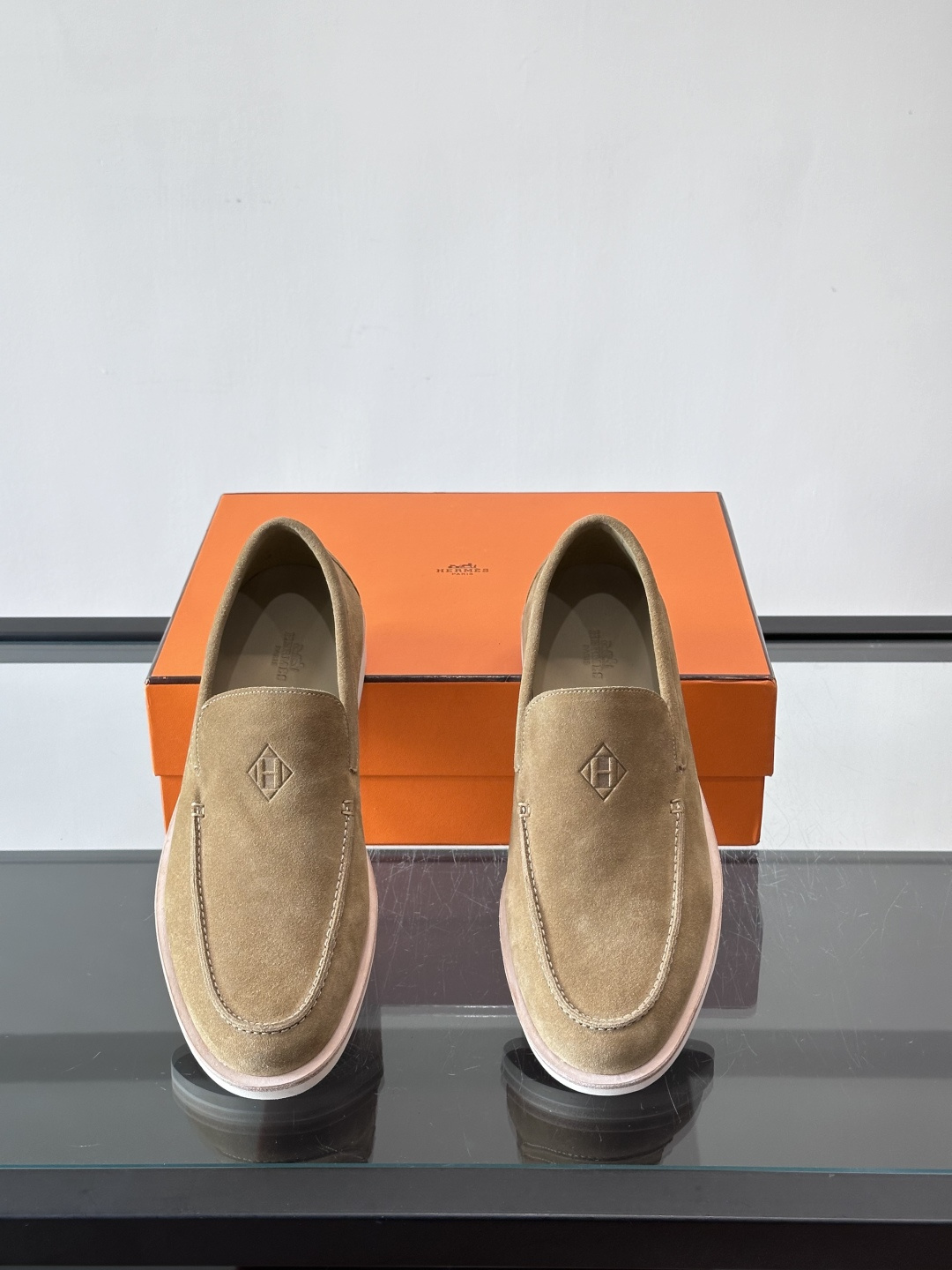 H爱马仕男士麂皮乐福鞋，采用柔软牛反绒，质感细腻，穿着超舒适。经典一脚蹬设计，搭配白色橡胶鞋底，简约又高