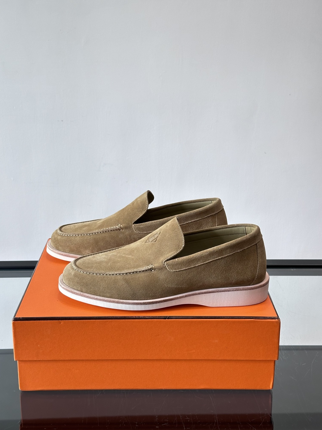 H爱马仕男士麂皮乐福鞋，采用柔软牛反绒，质感细腻，穿着超舒适。经典一脚蹬设计，搭配白色橡胶鞋底，简约又高