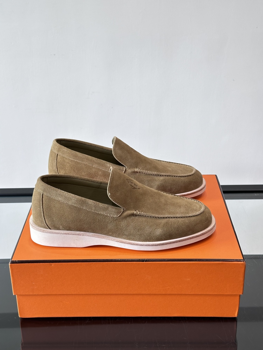 H爱马仕男士麂皮乐福鞋，采用柔软牛反绒，质感细腻，穿着超舒适。经典一脚蹬设计，搭配白色橡胶鞋底，简约又高