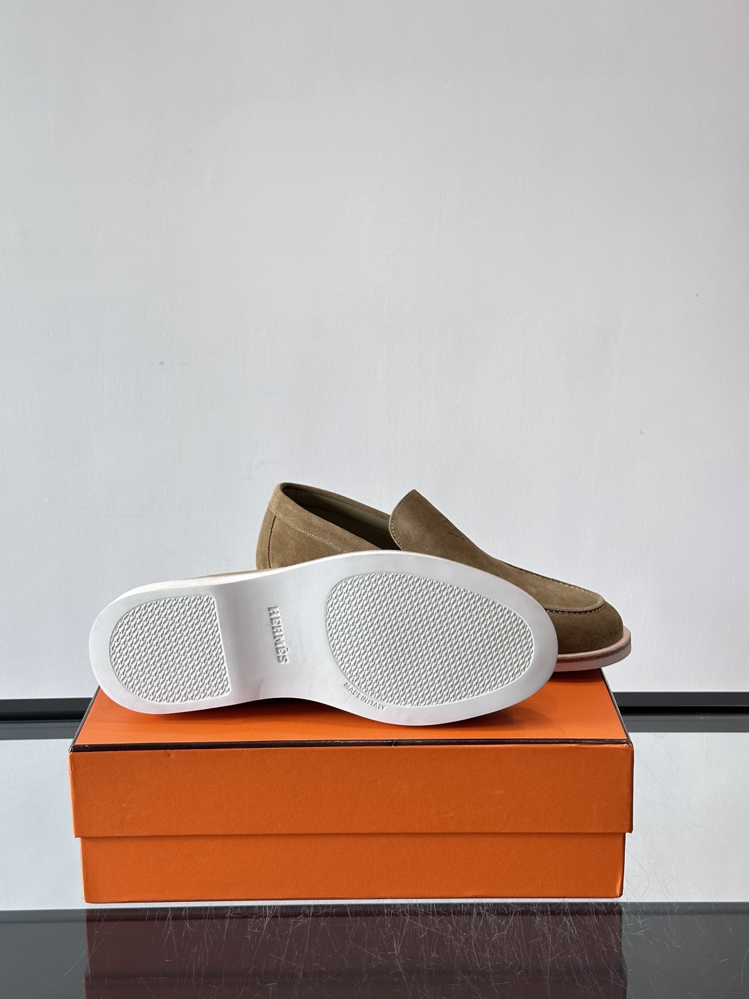 H爱马仕男士麂皮乐福鞋，采用柔软牛反绒，质感细腻，穿着超舒适。经典一脚蹬设计，搭配白色橡胶鞋底，简约又高