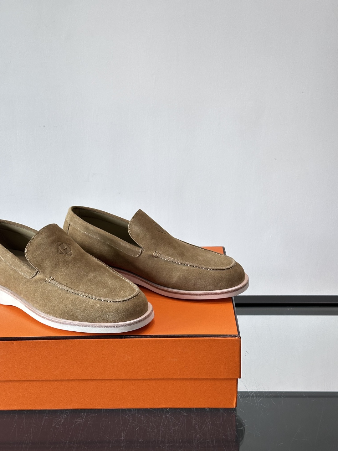 H爱马仕男士麂皮乐福鞋，采用柔软牛反绒，质感细腻，穿着超舒适。经典一脚蹬设计，搭配白色橡胶鞋底，简约又高