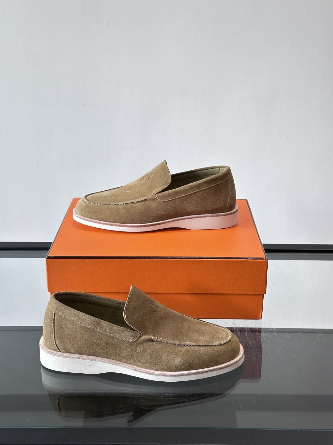 H爱马仕男士麂皮乐福鞋，采用柔软牛反绒，质感细腻，穿着超舒适。经典一脚蹬设计，搭配白色橡胶鞋底，简约又高