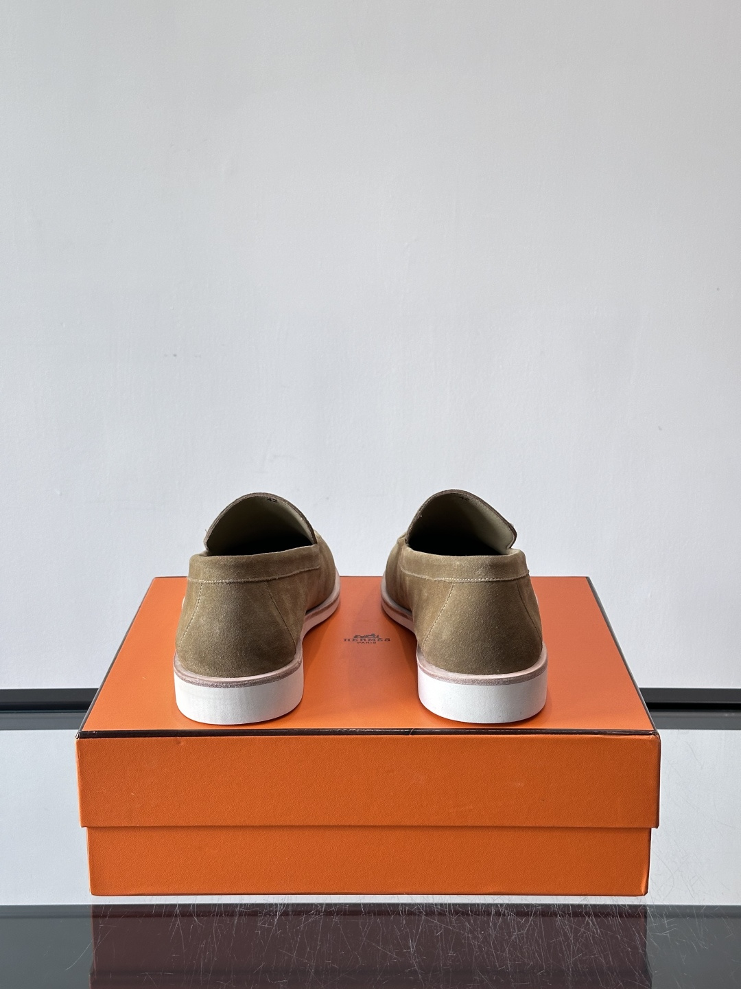 H爱马仕男士麂皮乐福鞋，采用柔软牛反绒，质感细腻，穿着超舒适。经典一脚蹬设计，搭配白色橡胶鞋底，简约又高