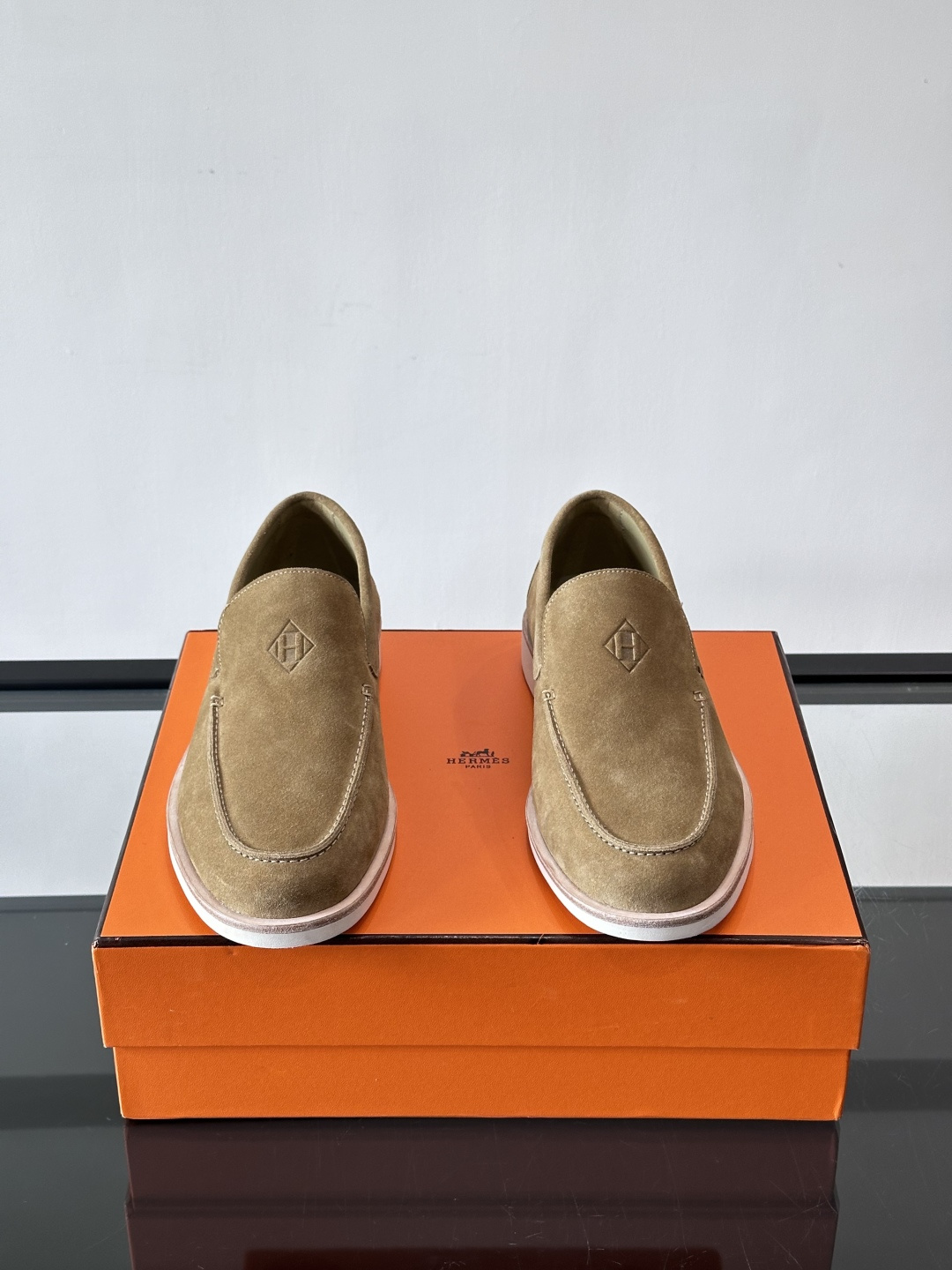 H爱马仕男士麂皮乐福鞋，采用柔软牛反绒，质感细腻，穿着超舒适。经典一脚蹬设计，搭配白色橡胶鞋底，简约又高