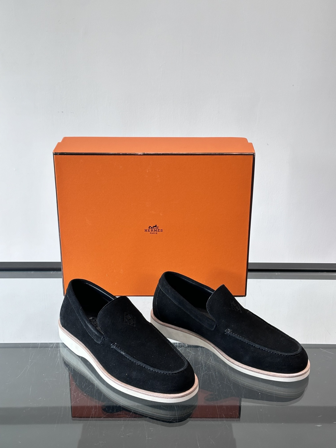 H爱马仕男士麂皮乐福鞋，采用柔软牛反绒，质感细腻，穿着超舒适。经典一脚蹬设计，搭配白色橡胶鞋底，简约又高