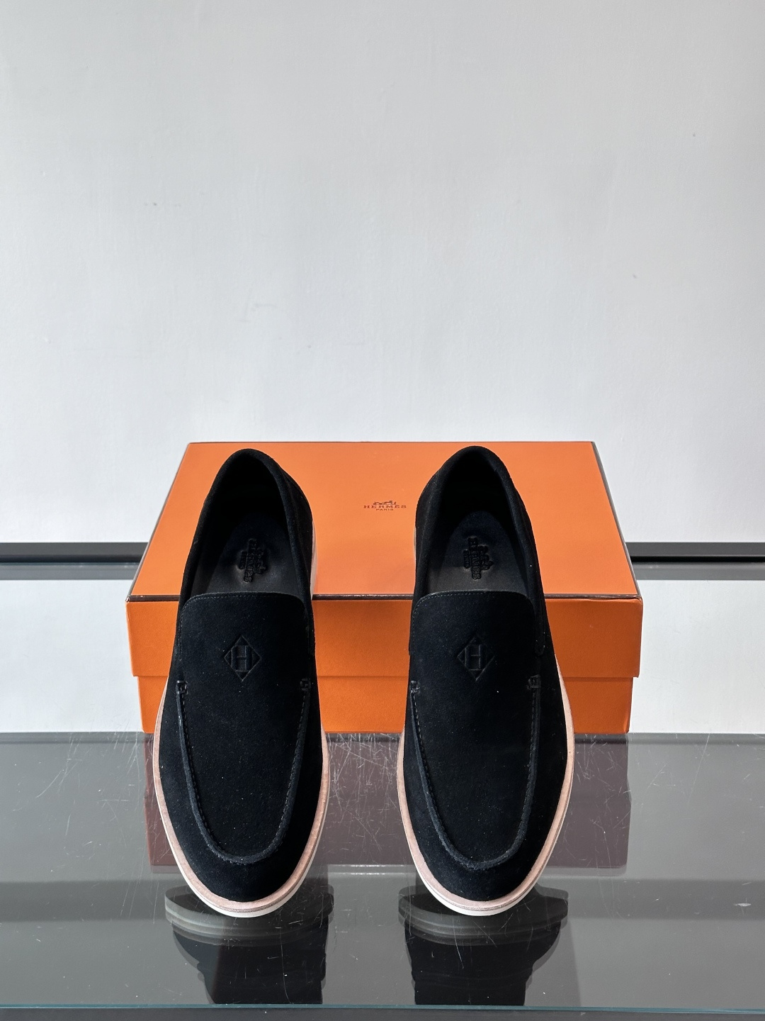 H爱马仕男士麂皮乐福鞋，采用柔软牛反绒，质感细腻，穿着超舒适。经典一脚蹬设计，搭配白色橡胶鞋底，简约又高