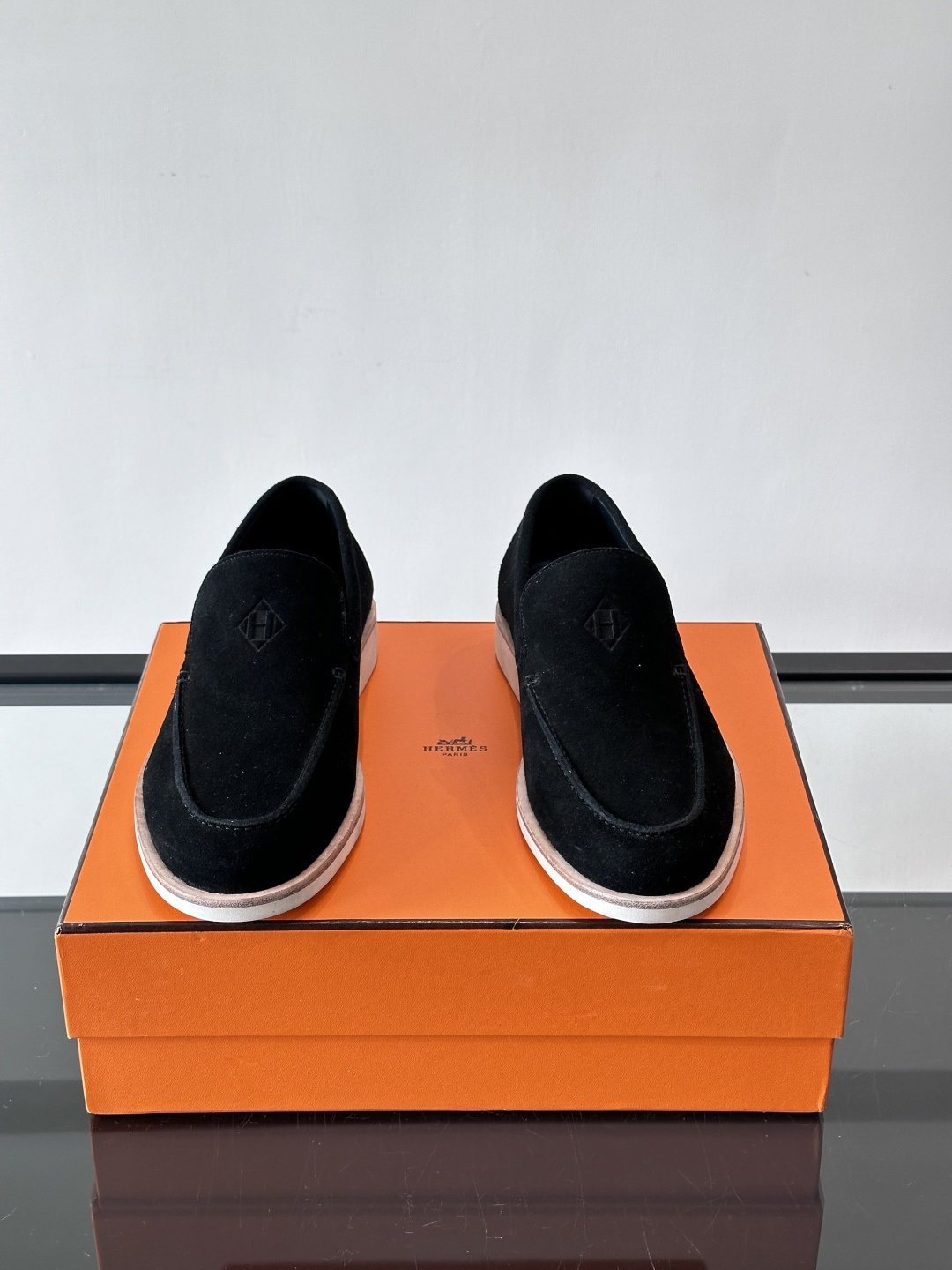 H爱马仕男士麂皮乐福鞋，采用柔软牛反绒，质感细腻，穿着超舒适。经典一脚蹬设计，搭配白色橡胶鞋底，简约又高