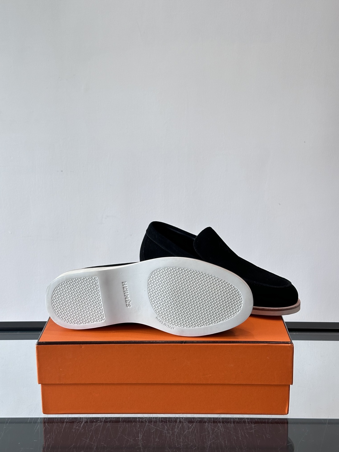 H爱马仕男士麂皮乐福鞋，采用柔软牛反绒，质感细腻，穿着超舒适。经典一脚蹬设计，搭配白色橡胶鞋底，简约又高